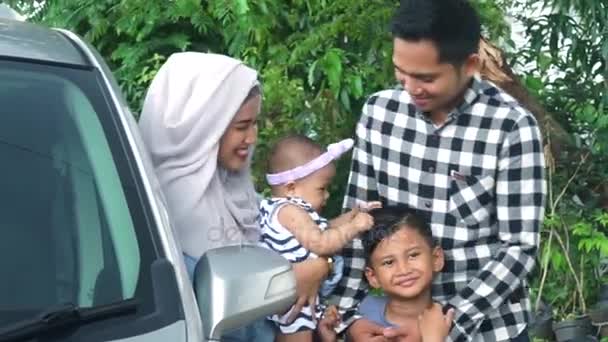 Muzułmańskiej rodziny stojącego obok samochodu — Wideo stockowe