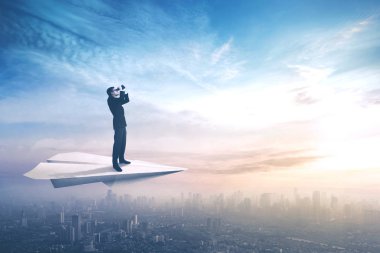 Kağıt Uçak üzerinde dürbün ile işadamı