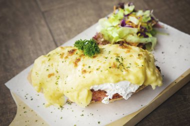 Peynir ekmek ve salata gemide 