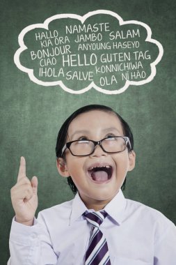 Küçük çocuk öğrenme yabancı dil