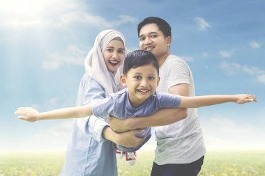 Müslüman anne oğulları ile oynamak