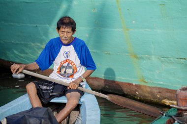 İhtiyar bir tekne kürek