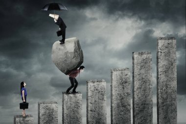 Boulder ve grafik ile üç işçi