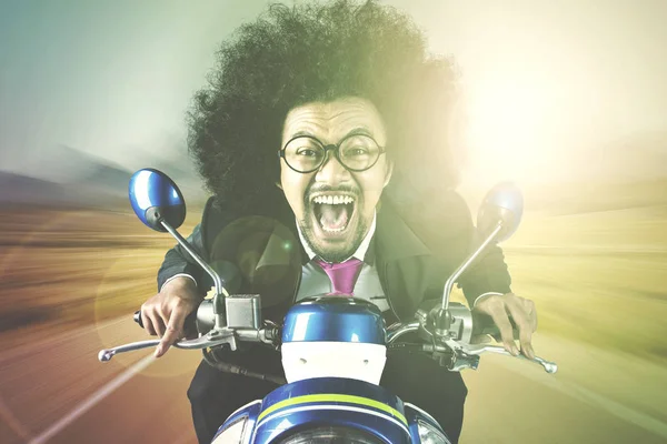 Afro zakenman rijden motorfiets — Stockfoto