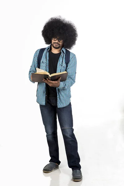 Afro student lezing leerboek — Stockfoto