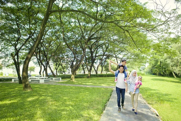 Asiatisk familj i parken — Stockfoto