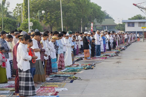 Asiático muçulmano celebra Eid Mubarak — Fotografia de Stock