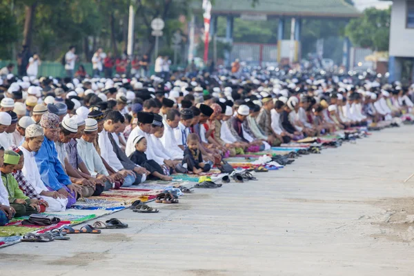 Толпа мусульман, молящихся в гавани — стоковое фото