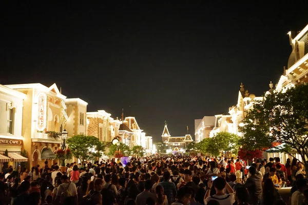 Drukke mensen in Hong Kong Disneyland — Stockfoto