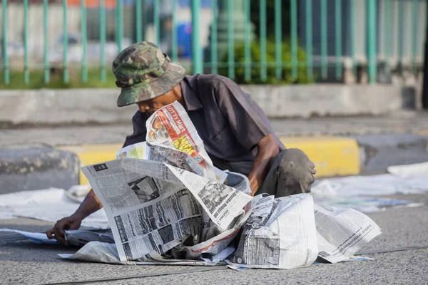 Dustman recoge basura en la calle —  Fotos de Stock