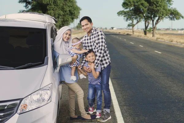 Famille reposant sur le bord de la route — Photo