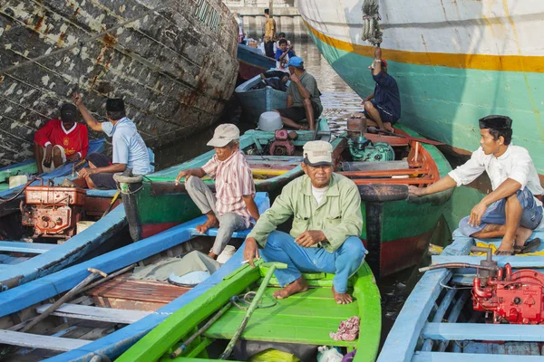 Pêcheurs prêts à pêcher dans la mer — Photo