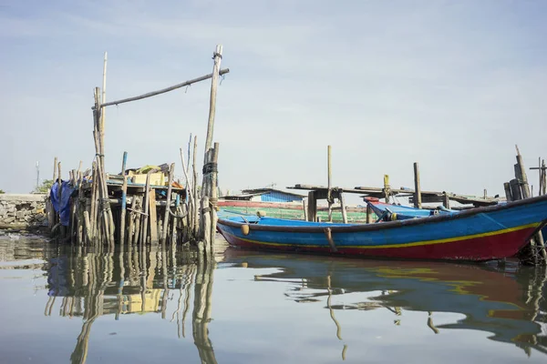 Barcos de pesca en el puerto viejo — Foto de Stock