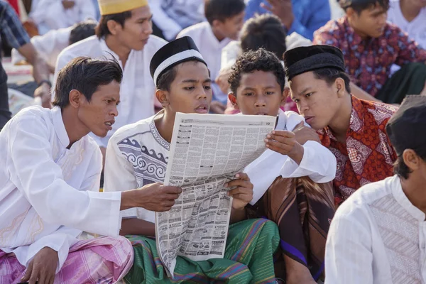 Quatro homens leram um jornal depois de rezar — Fotografia de Stock