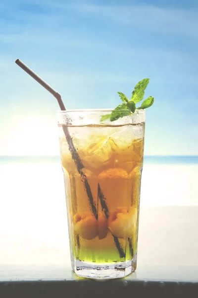 Świeży sok z liczi na plaży — Zdjęcie stockowe