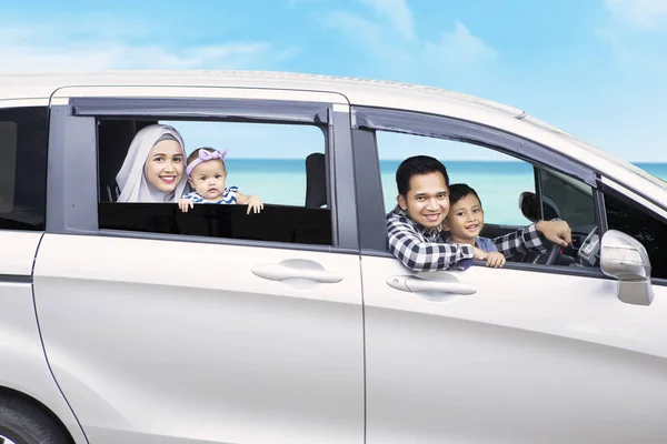 Família feliz sentado no carro — Fotografia de Stock