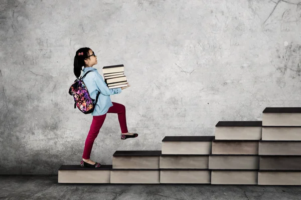 Gadis sekolah kecil membawa buku — Stok Foto