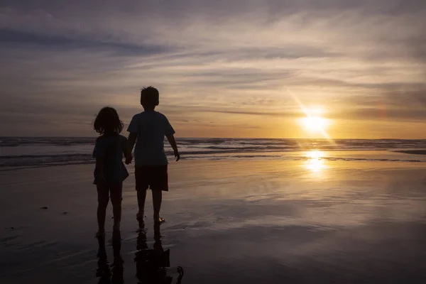 Dos niños de pie en la costa —  Fotos de Stock