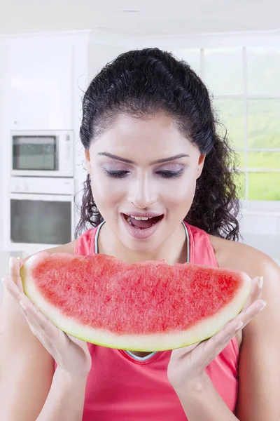 Mladá žena se těší meloun — Stock fotografie