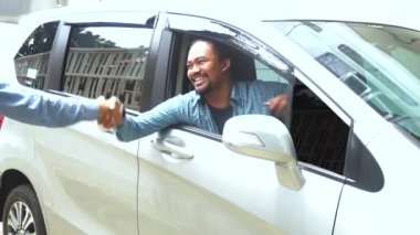 Afro adam yeni bir araba alma