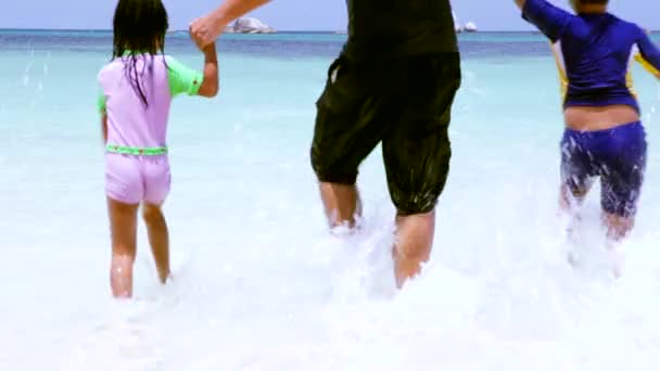 Homme et enfants courent sur la plage — Video