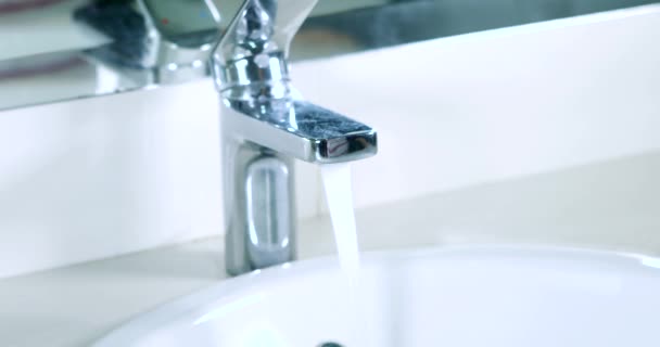 Mão feminina fechando uma torneira de água — Vídeo de Stock