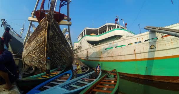 Båtar i sunda kelapa forntida hav hamn — Stockvideo