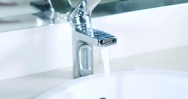 Kadın el açmak musluk suyu