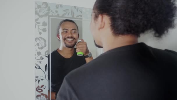 Genç adam yüzünde köpükle sakallı — Stok video