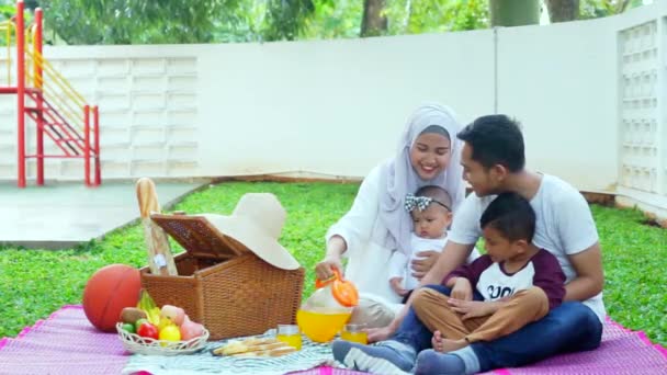 Muslimska föräldrar och barn picknick tillsammans — Stockvideo