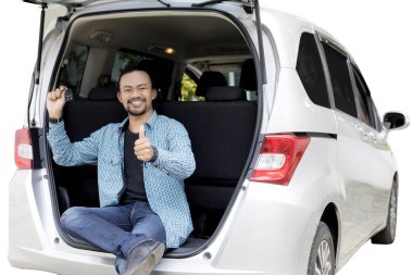 Yeni araba ve Ok işareti ile Afro adam