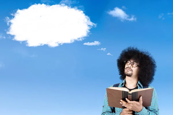 Studente afro con libro e bolla vocale — Foto Stock