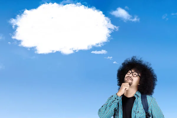 Studente afro con nuvola discorso bolla — Foto Stock