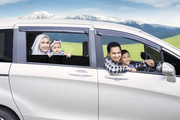 Asiatisk familj kör bil i berget — Stockfoto