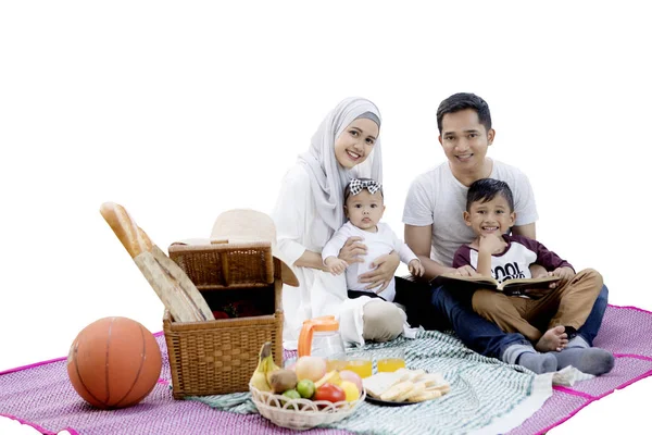 Aziatische familie samen picknicken — Stockfoto