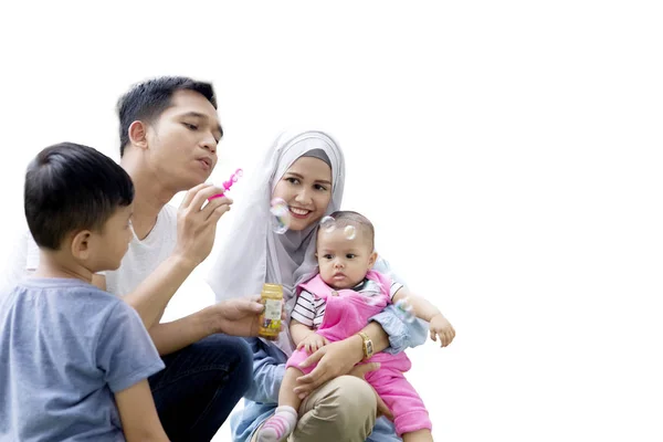 Família asiática brincando com bolhas de sabão no estúdio — Fotografia de Stock