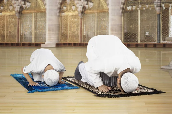 Família asiática rezando na mesquita — Fotografia de Stock