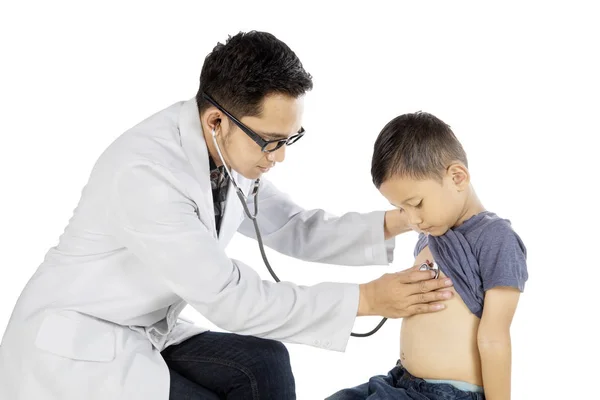 Asiatiska barnläkare kontrollerar hans patient med stetoskop — Stockfoto