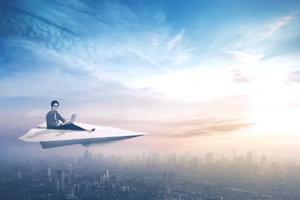 Estudiante universitario volando en aviones de papel — Foto de Stock