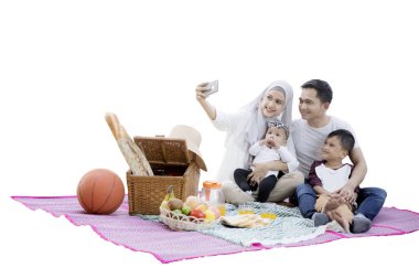 Selfie fotoğrafta piknik yaparken aile