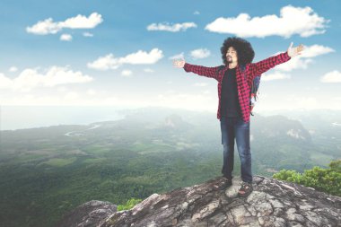 Erkek uzun yürüyüşe çıkan kimse kollarını Mountain