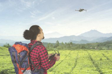 Bir dron açık havada çalışan erkek uzun yürüyüşe çıkan kimse