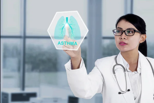 Female doctor with virtual lungs symbol — Stock Photo, Image