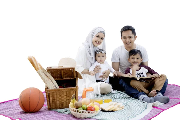 Mutlu aile birlikte studio piknik — Stok fotoğraf