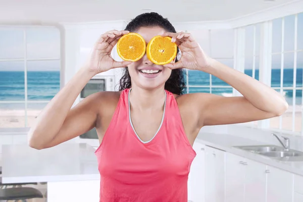 Gezonde vrouw met twee segmenten van Oranje — Stockfoto