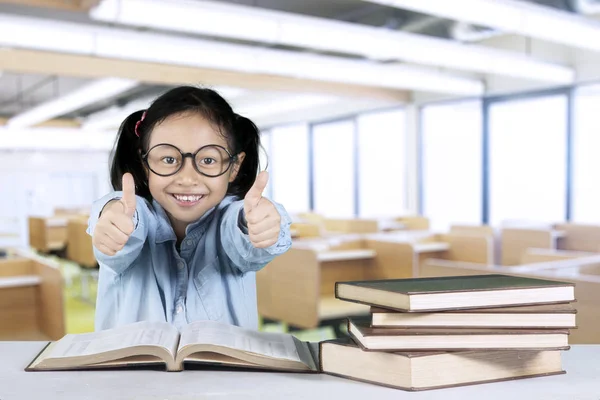 Lilla student visar ok tecken i klassrummet — Stockfoto