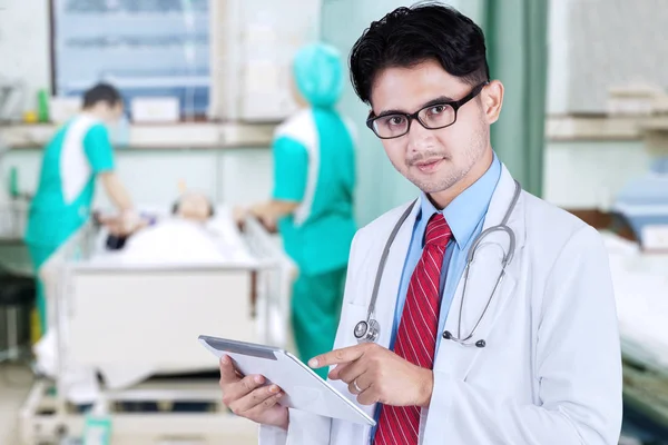 Erkek doktor holding dijital tablet — Stok fotoğraf