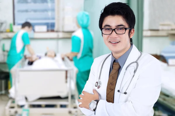 Médico masculino sonriendo en la habitación del paciente — Foto de Stock