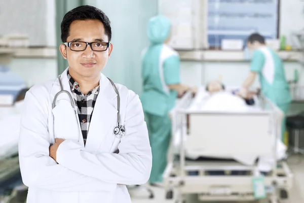 Médico varón de pie en la habitación del paciente — Foto de Stock