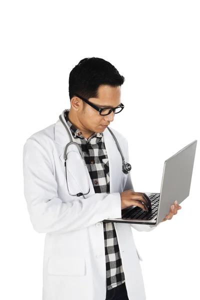 Médico masculino usando um laptop no estúdio — Fotografia de Stock